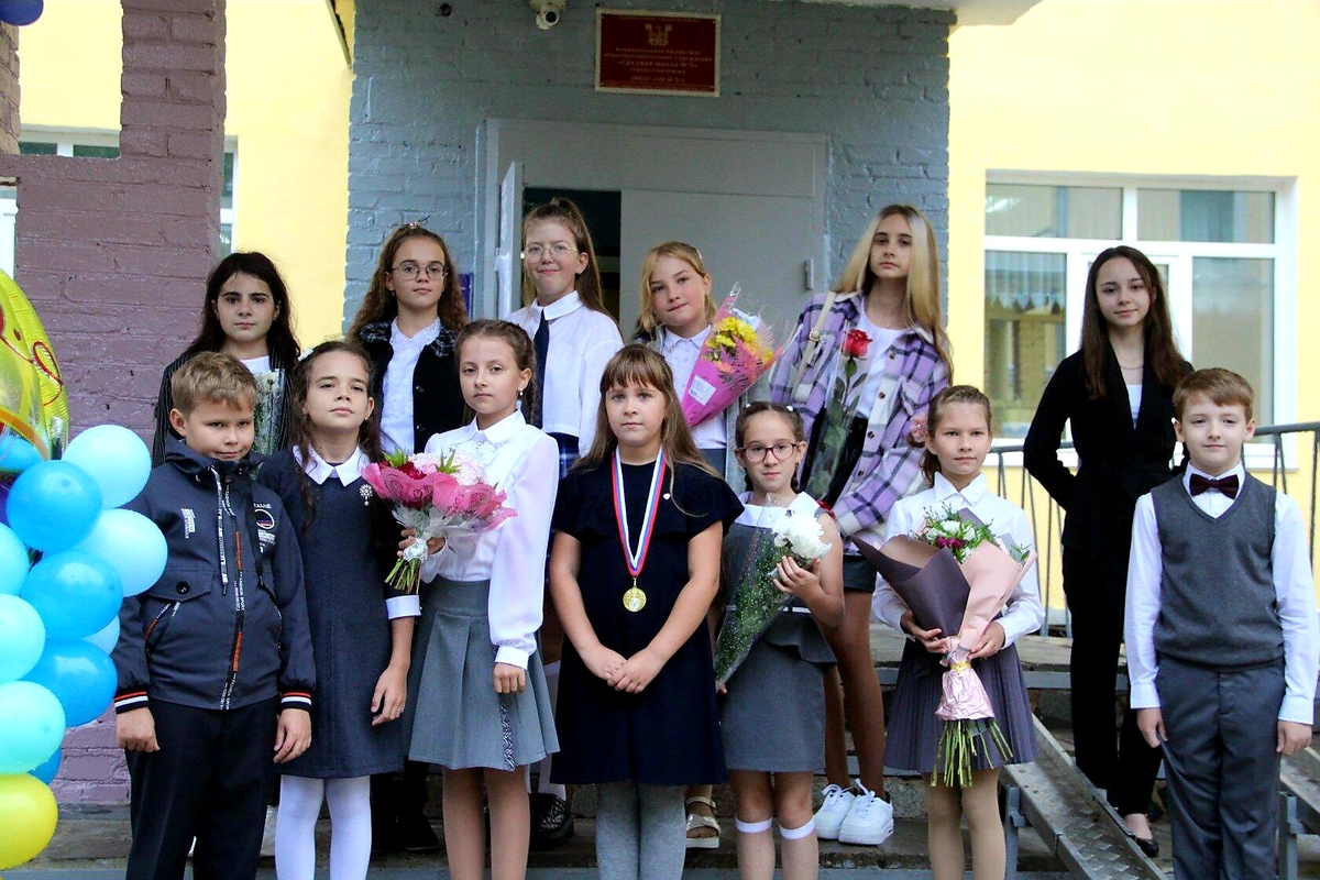 На крыльце школы