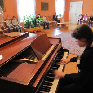 юная пианистка Минеева Виктория играет в большом зале поместья